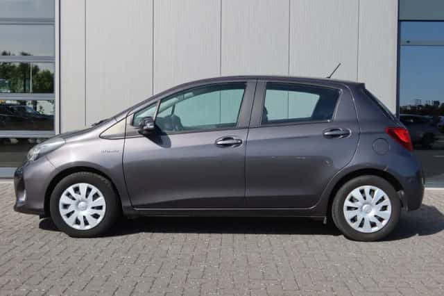 Toyota Yaris (2016) thumbnail 3