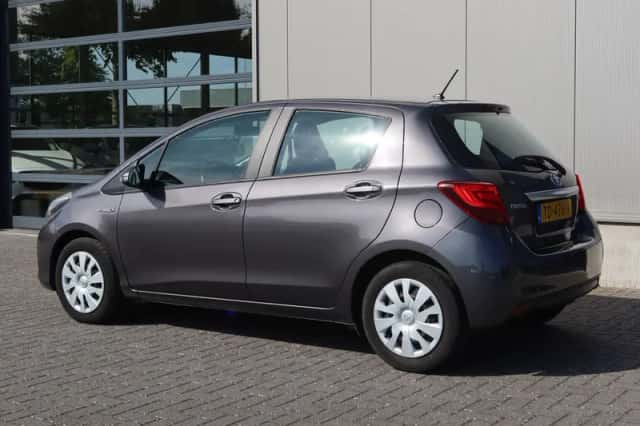 Toyota Yaris (2016) thumbnail 4
