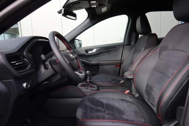 Ford Kuga (2023) thumbnail 5