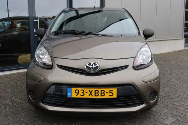 Toyota Aygo (2012) thumbnail 2