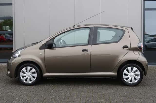 Toyota Aygo (2012) thumbnail 3