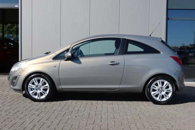 Opel Corsa (2011) thumbnail 3