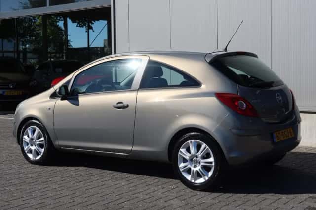 Opel Corsa (2011) thumbnail 4