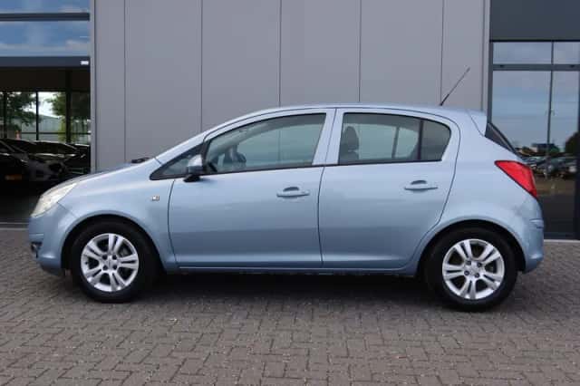 Opel Corsa (2010) thumbnail 3