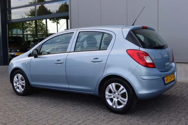 Opel Corsa (2010) thumbnail 4