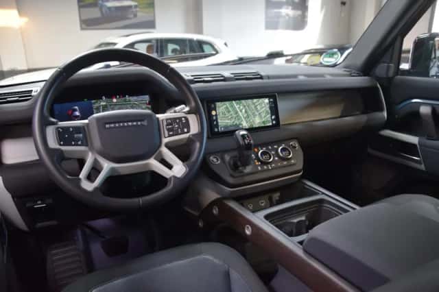 Land Rover Defender (2020) thumbnail 3