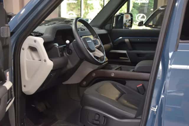 Land Rover Defender (2020) thumbnail 5