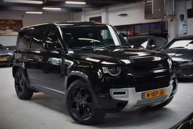 Land Rover Defender (2021) thumbnail 1