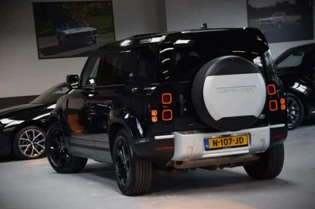 Land Rover Defender (2021) thumbnail 2
