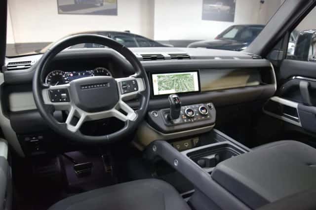 Land Rover Defender (2021) thumbnail 3