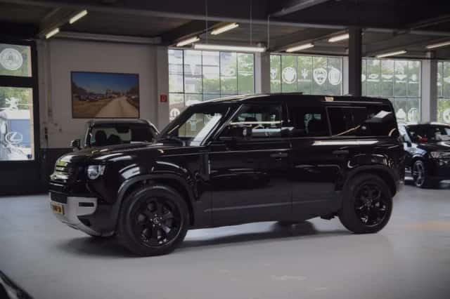 Land Rover Defender (2021) thumbnail 4