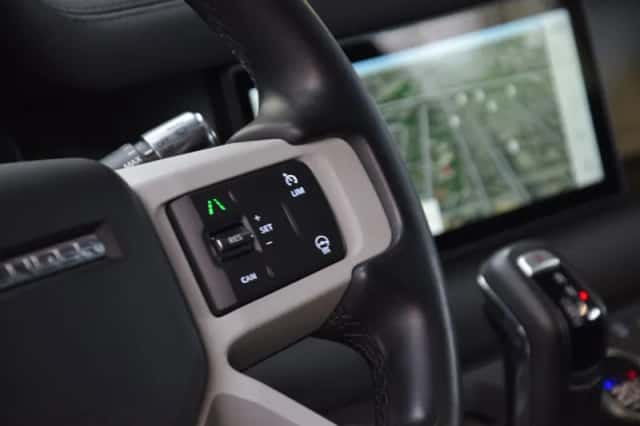 Land Rover Defender (2021) thumbnail 5