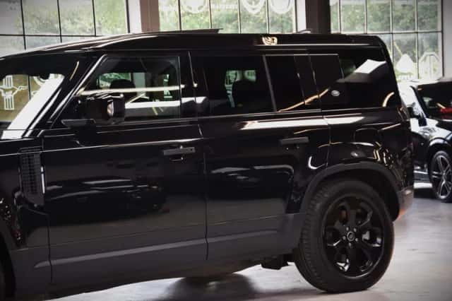 Land Rover Defender (2021) thumbnail 6