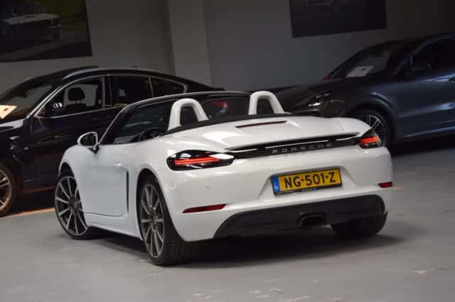 Porsche 718 Boxster (2017) thumbnail 2