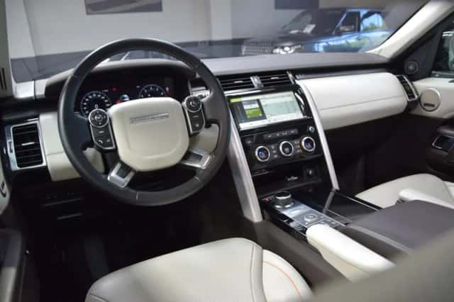 Land Rover Discovery (2018) thumbnail 3