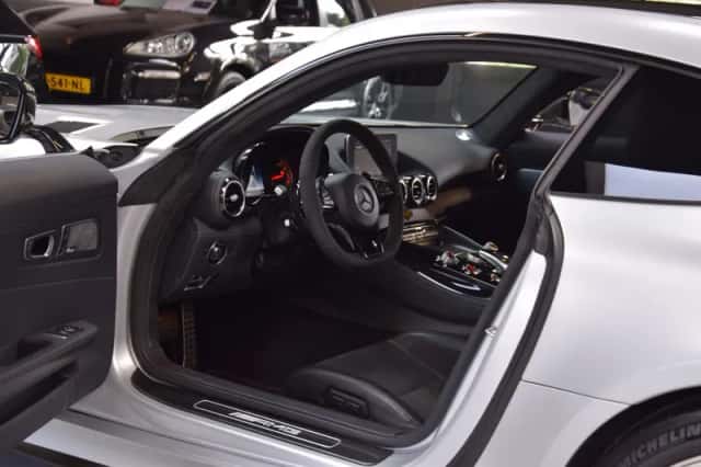 Mercedes-Benz AMG GT-R (2018) thumbnail 3