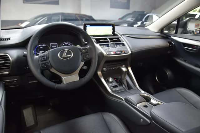 Lexus NX (2019) thumbnail 3