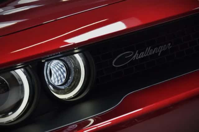 Dodge Challenger (2019) thumbnail 2