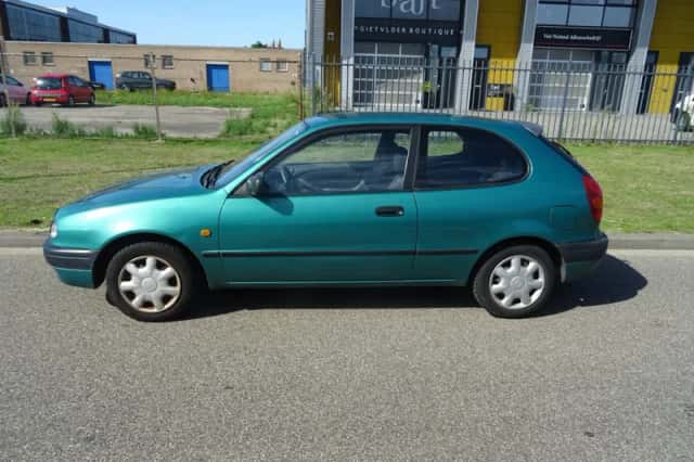 Toyota Corolla (1998) thumbnail 2