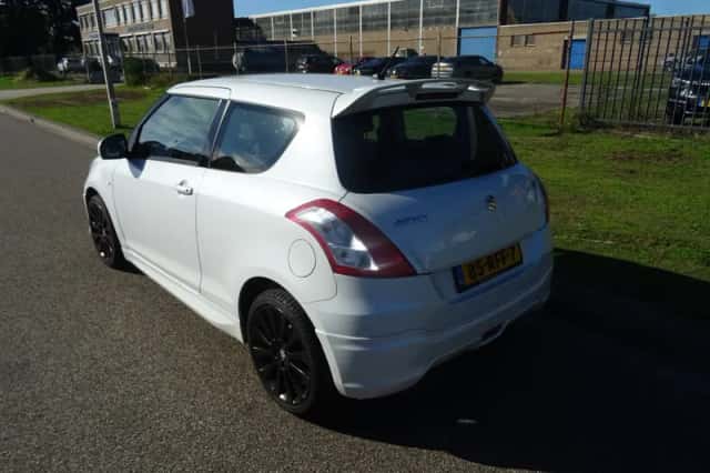 Suzuki Swift (2011) thumbnail 3