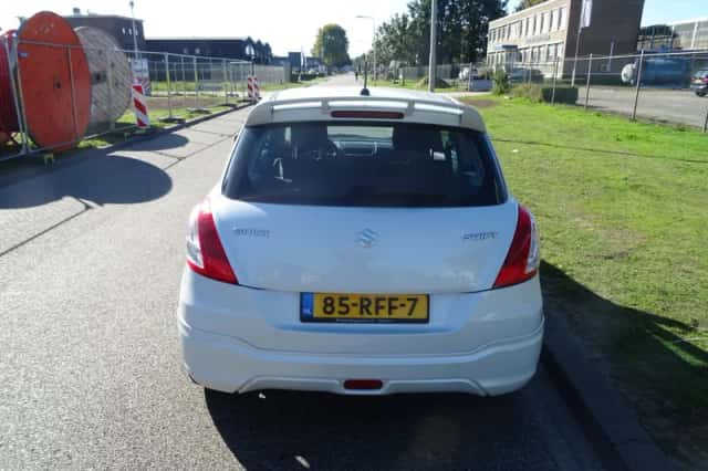 Suzuki Swift (2011) thumbnail 4