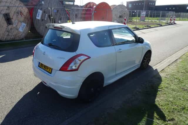 Suzuki Swift (2011) thumbnail 5