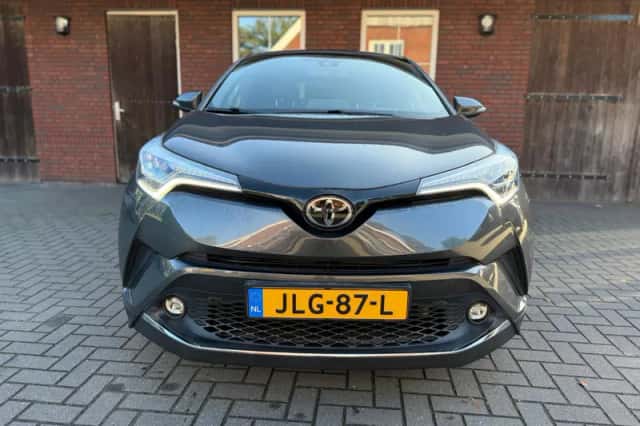 Toyota C-HR (2017) thumbnail 2