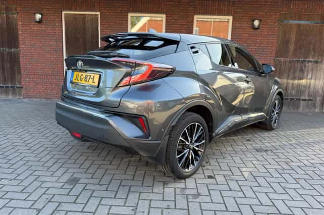 Toyota C-HR (2017) thumbnail 3