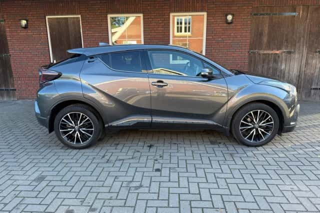 Toyota C-HR (2017) thumbnail 4