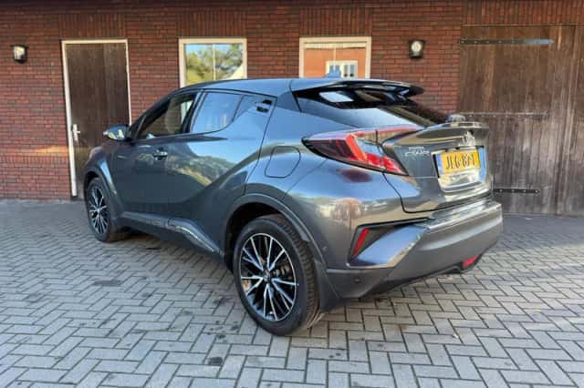 Toyota C-HR (2017) thumbnail 6