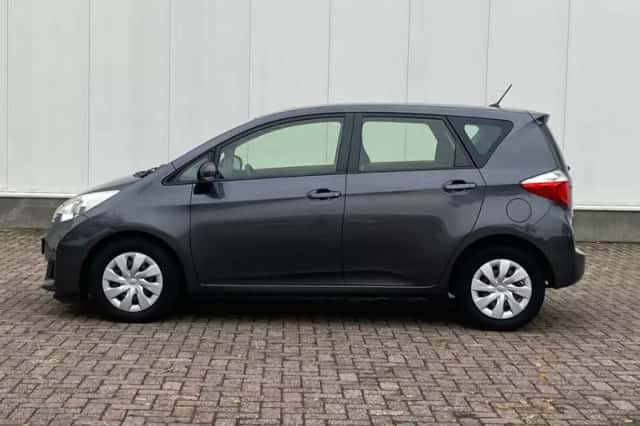 Toyota Verso (2012) thumbnail 2