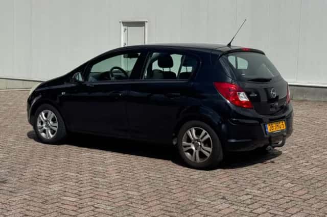 Opel Corsa (2009) thumbnail 3