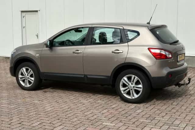 Nissan Qashqai (2010) thumbnail 3