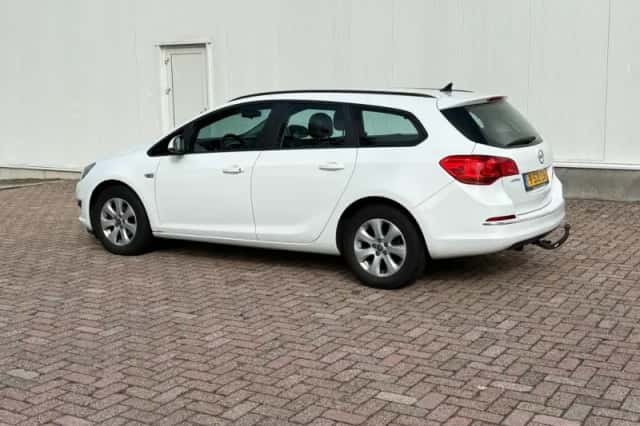 Opel Astra (2013) thumbnail 3