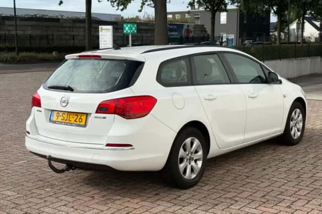 Opel Astra (2013) thumbnail 5