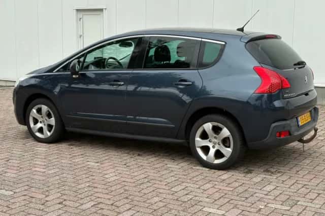 Peugeot 3008 (2011) thumbnail 3