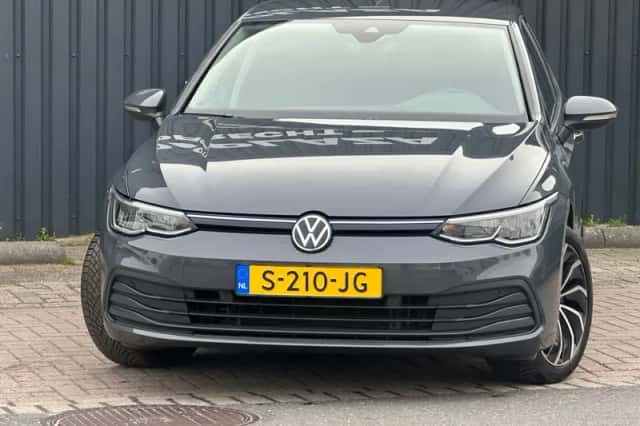 Volkswagen Golf (2023) thumbnail 2