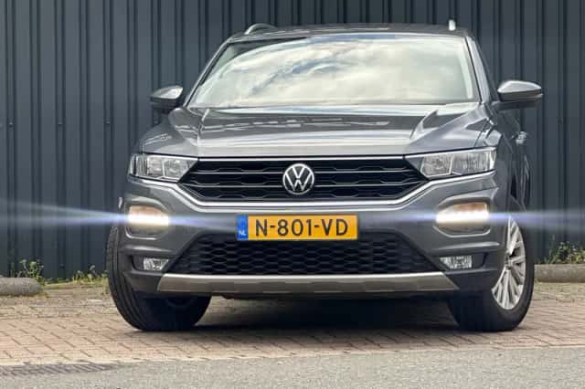 Volkswagen T-Roc (2021) thumbnail 3