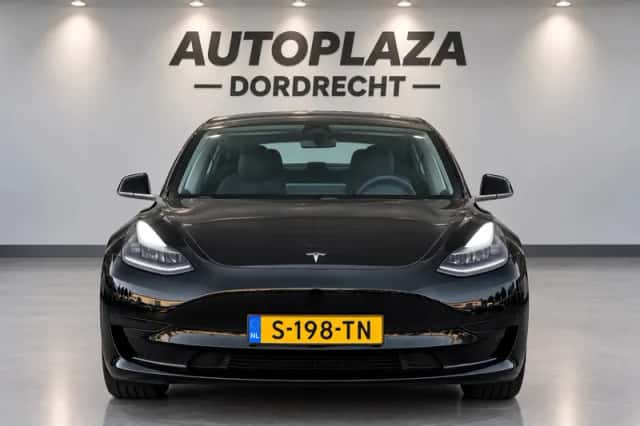 Tesla Model 3 (2023) thumbnail 2