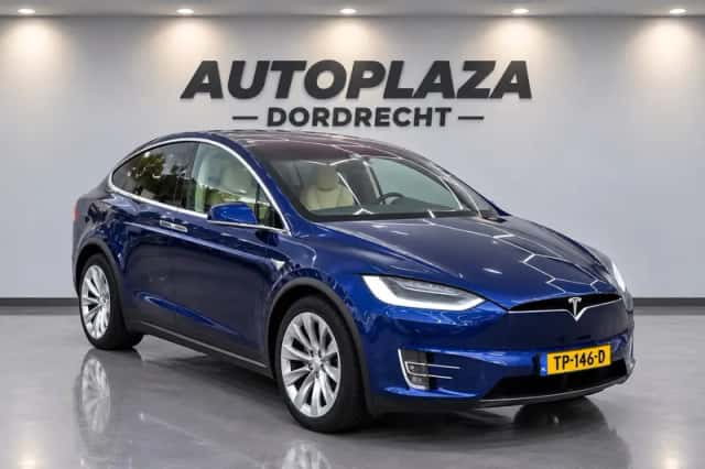 Tesla Model X (2018) thumbnail 2