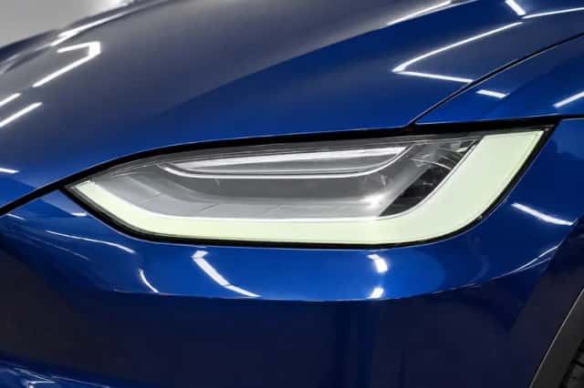 Tesla Model X (2018) thumbnail 3
