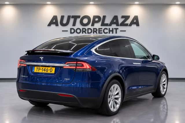 Tesla Model X (2018) thumbnail 4
