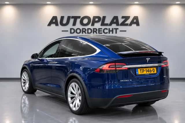 Tesla Model X (2018) thumbnail 5