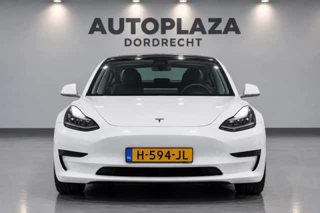 Tesla Model 3 (2020) thumbnail 2