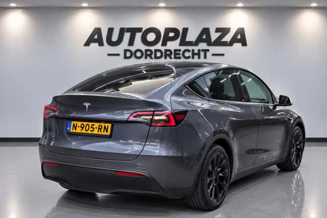Tesla Model Y (2021) thumbnail 4