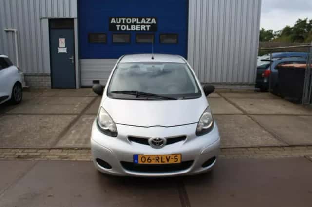 Toyota Aygo (2011) thumbnail 2