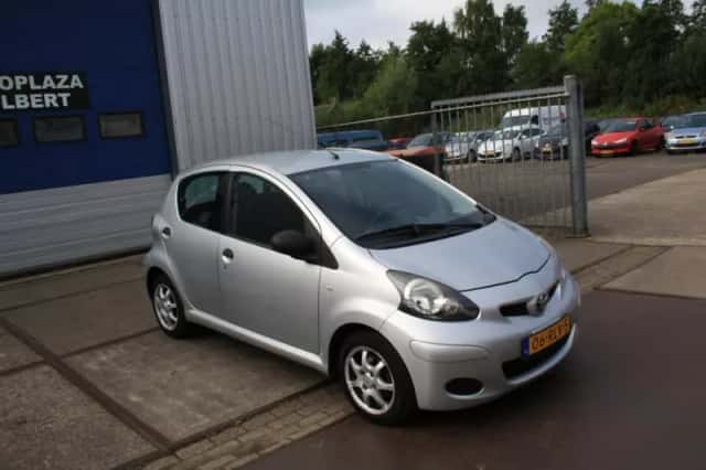 Toyota Aygo (2011) thumbnail 3