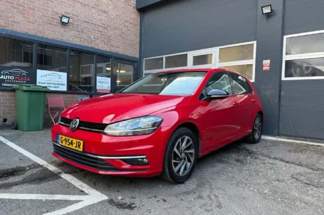 Volkswagen Golf (2018) thumbnail 1