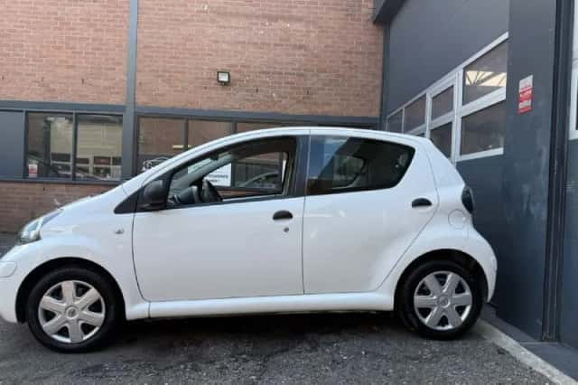 Toyota Aygo (2012) thumbnail 2