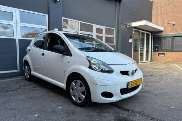 Toyota Aygo (2012) thumbnail 3